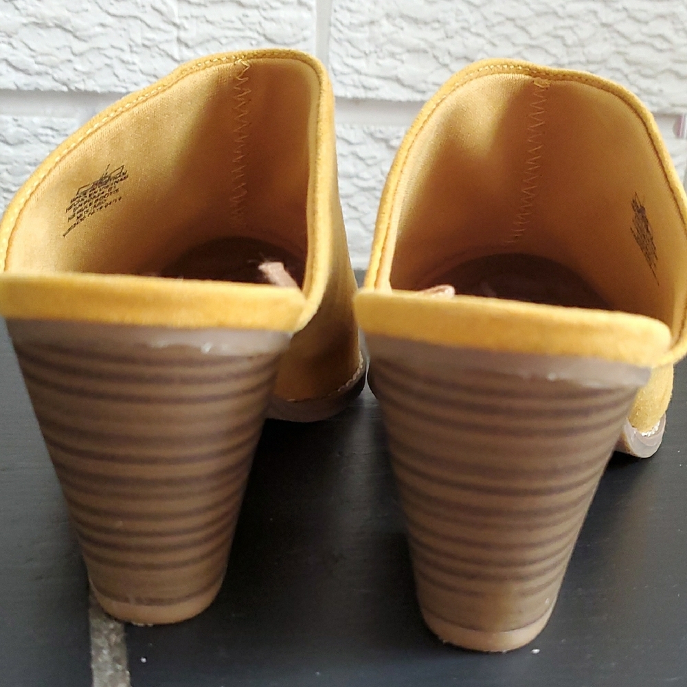 Old Navy Women's Mustard Yellow Mules Clogs Heels with Suede Like Sz 7 Western - Picture 5 of 11